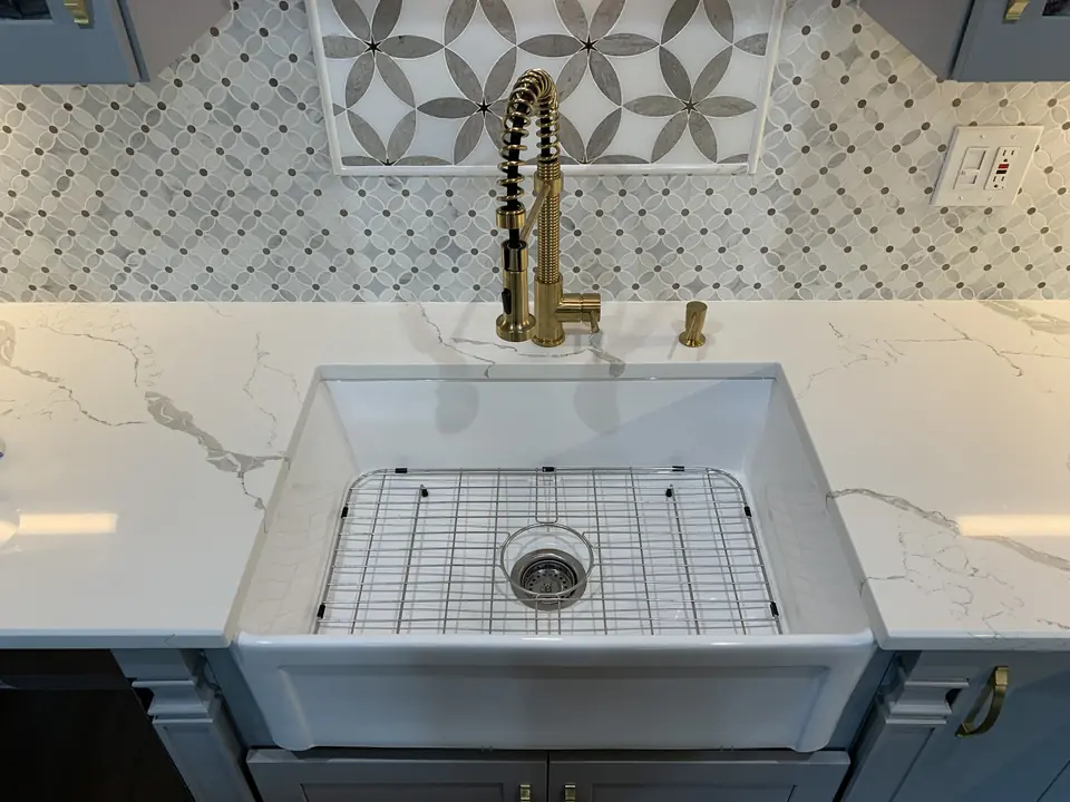 Farmhouse sink & mosaic backsplash
